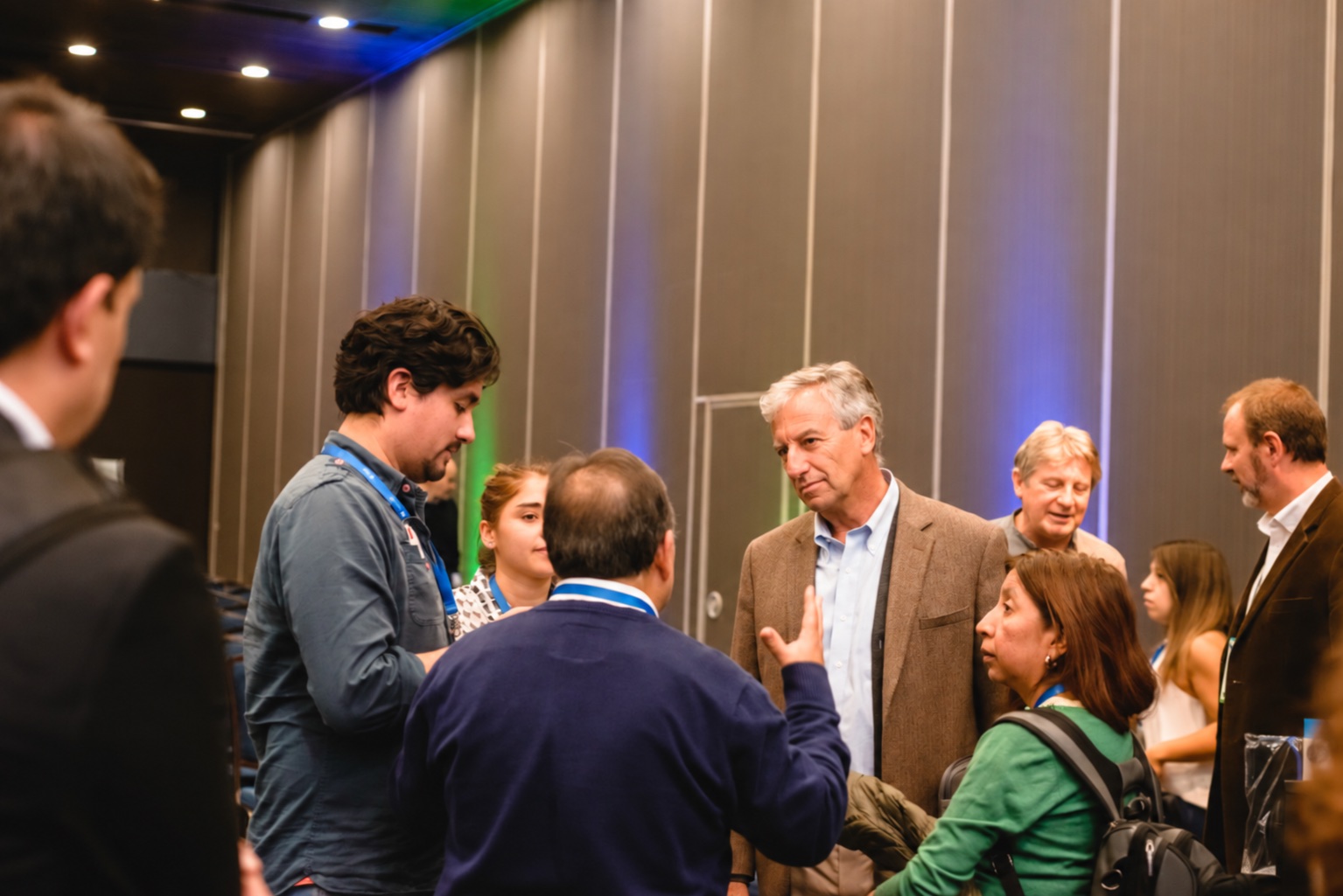 Alejandro conversa con Daniel y otros asistentes en IoT Innovatech LATAM 2019