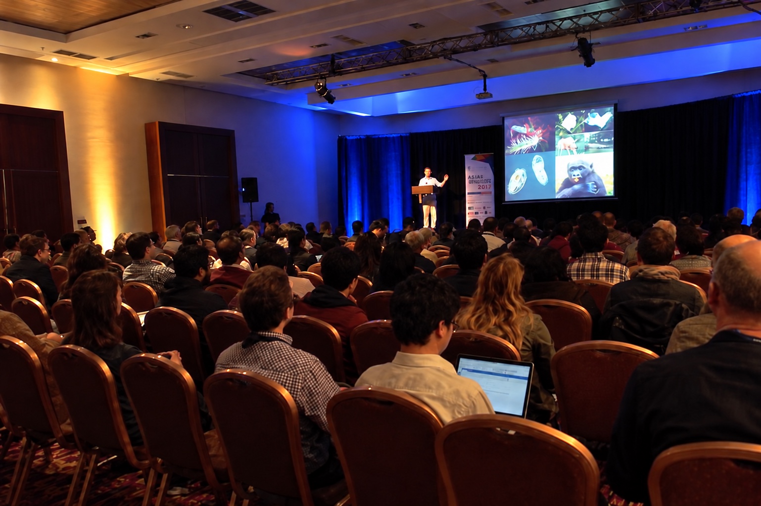 Público y expositor en el auditorio de Astrobiology 2017