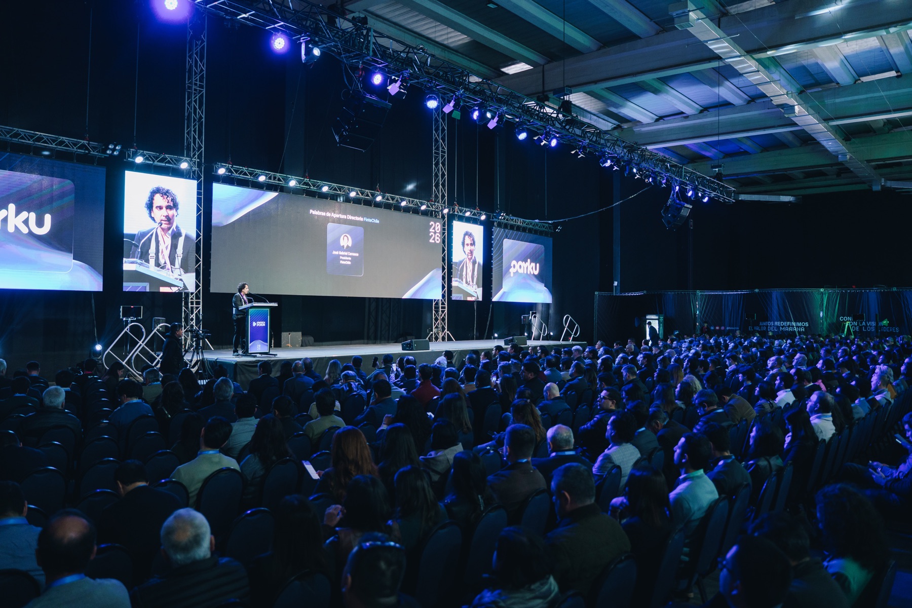 Un speaker en el escenario frente al auditorio lleno del Chile Fintech Forum 2026