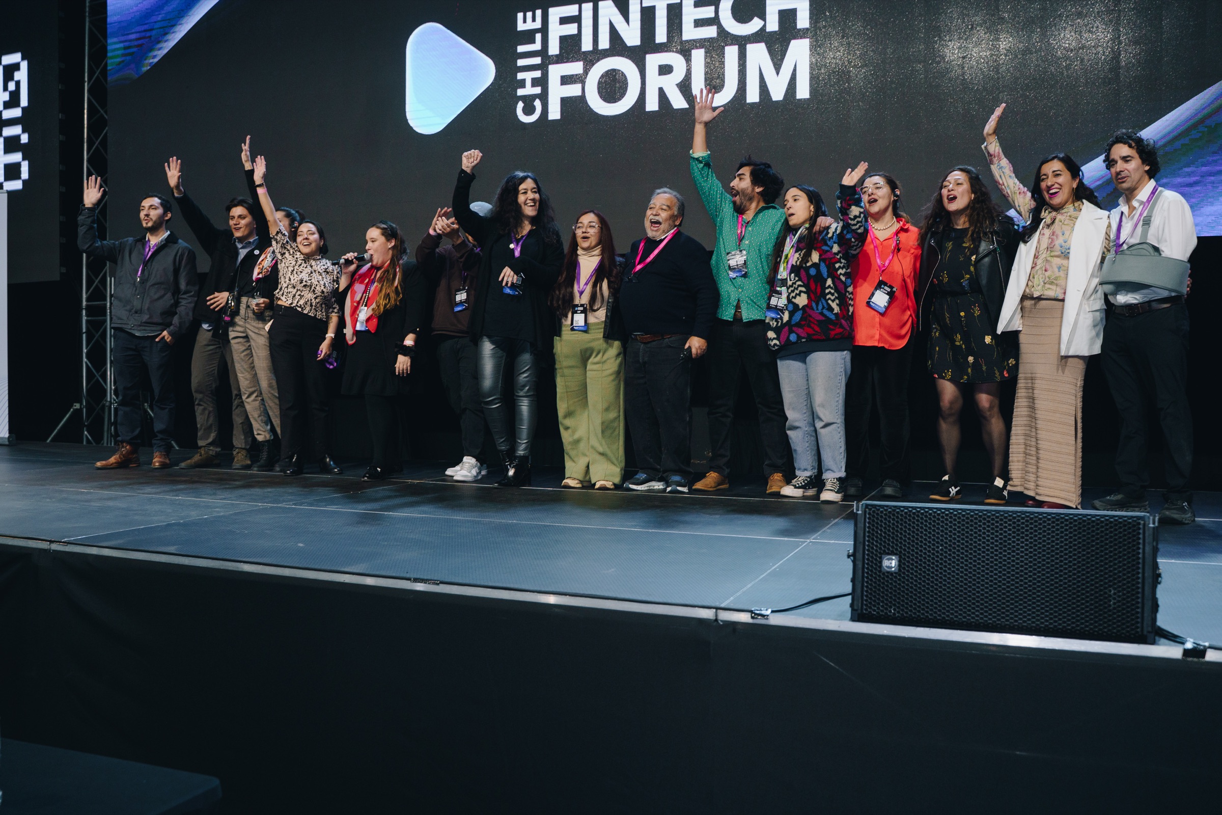 El equipo celebra junto a los participantes en el escenario del Chile Fintech Forum