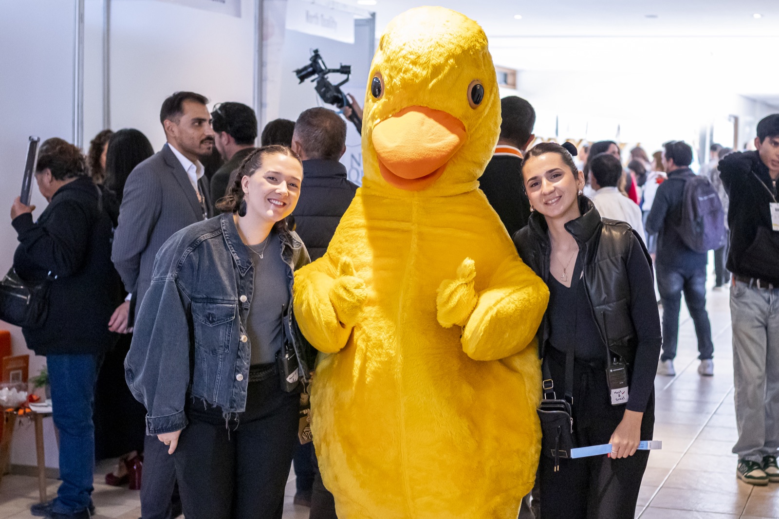 Dos participantes junto a una mascota de pato amarillo en El Ingrediente Que Falta 2025