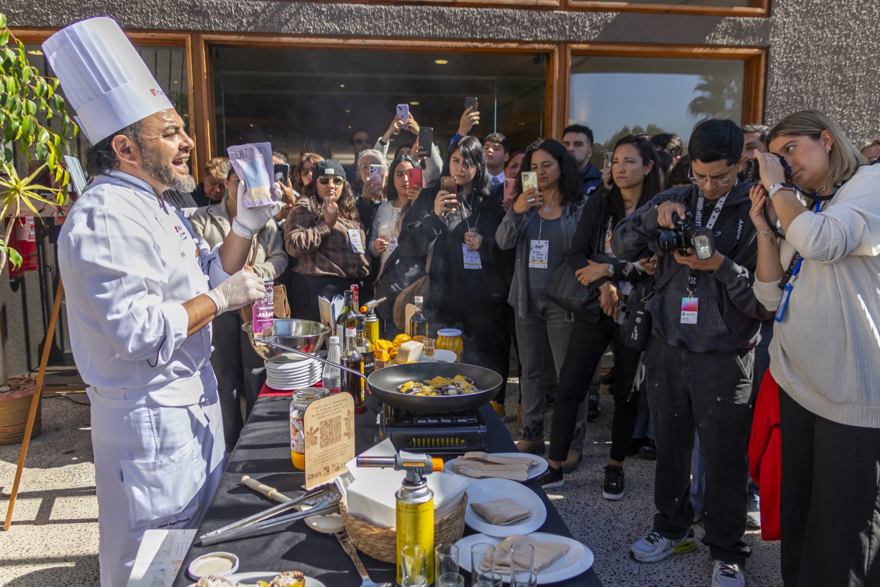 Un chef realiza una demostración de cocina ante el público de El Ingrediente Que Falta