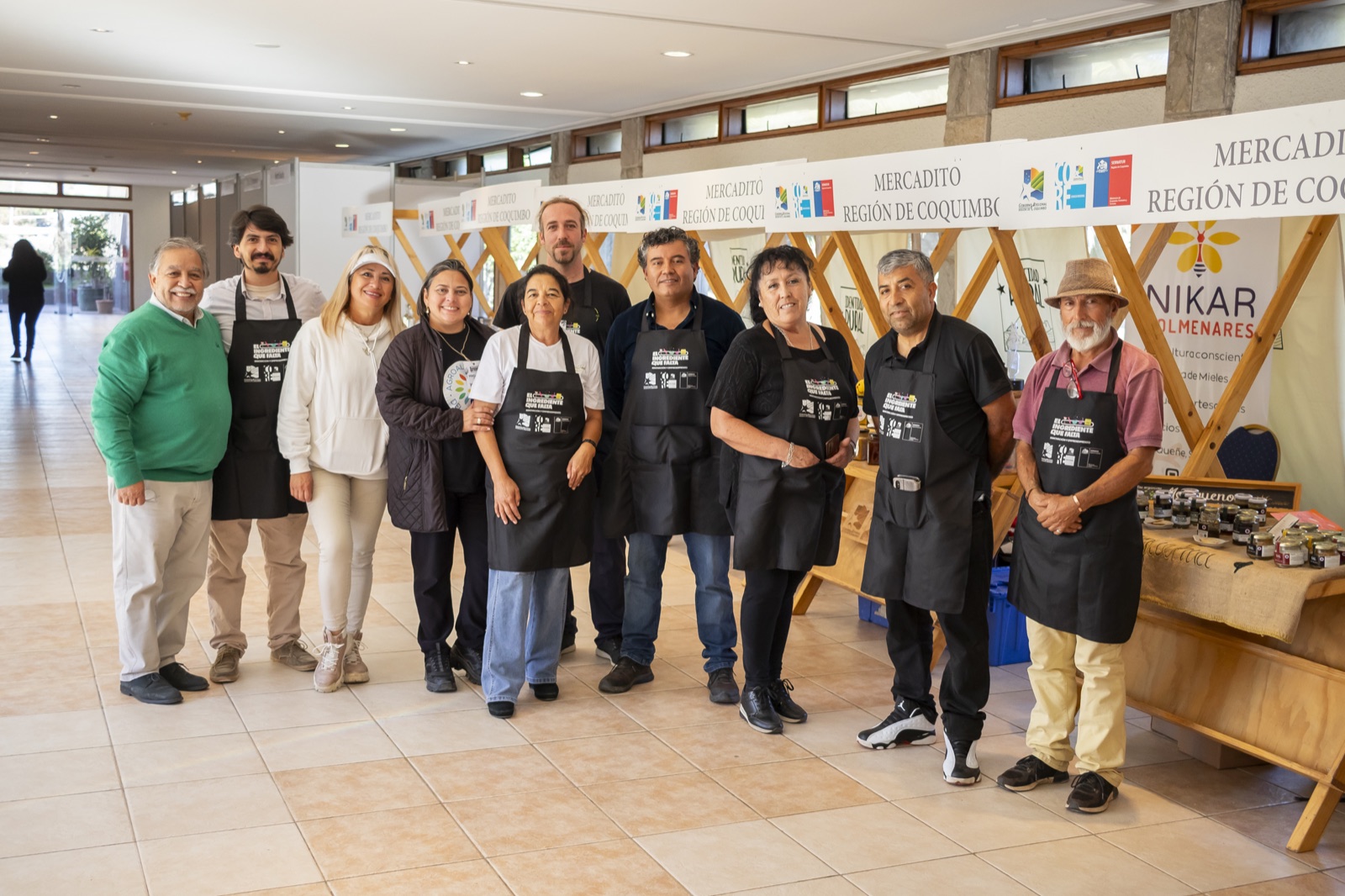 Grupo con delantales de El Ingrediente Que Falta frente al Mercadito Región de Coquimbo