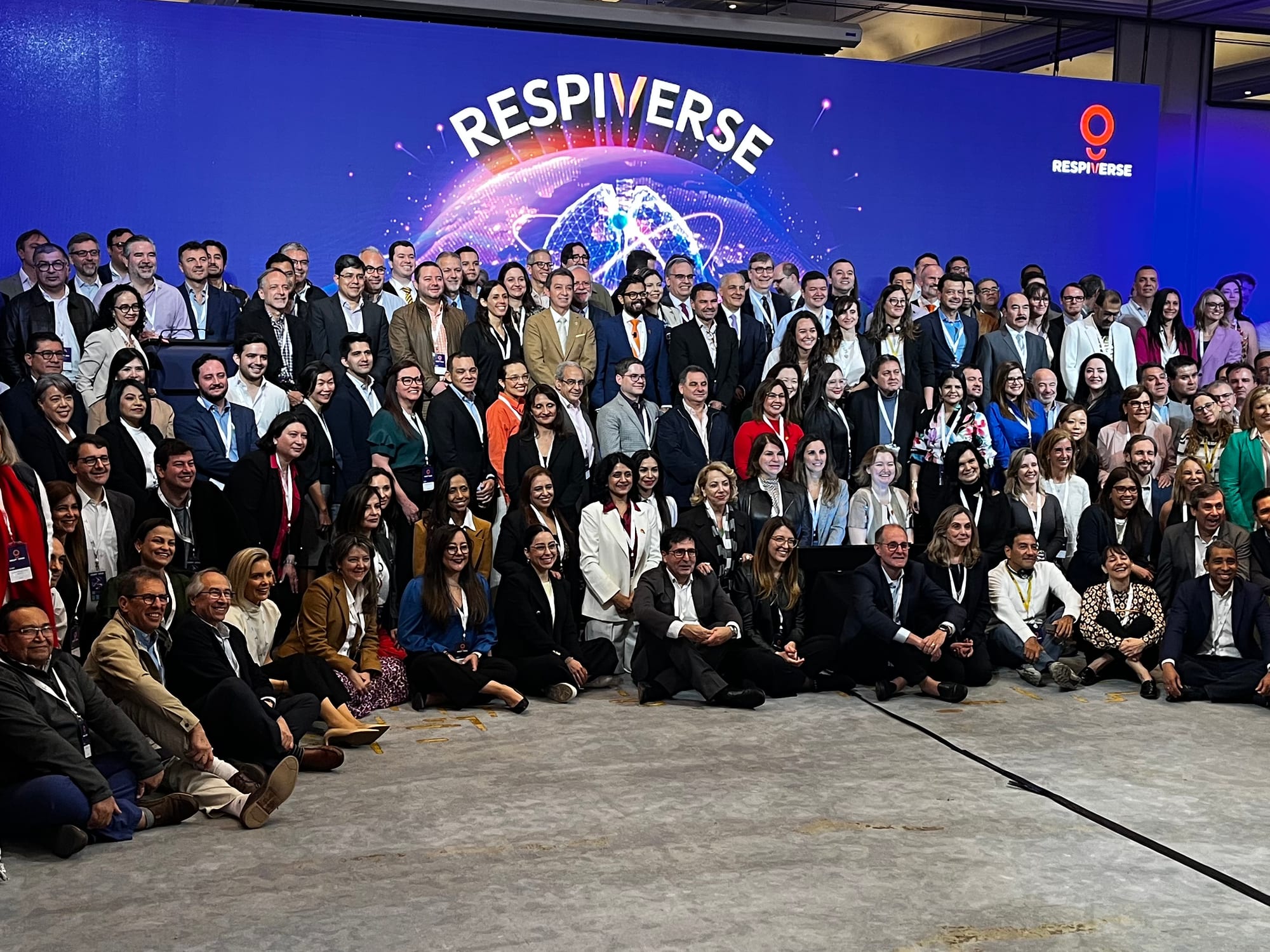 Participantes de Respiverse reunidos frente al escenario del evento